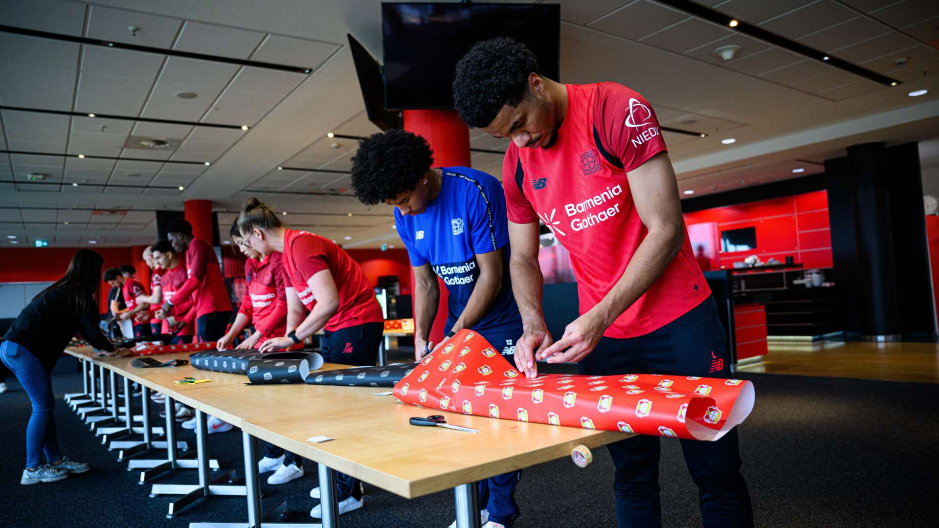 Malik Tillman und Simeon Rapsch beim Geschenke einpacken