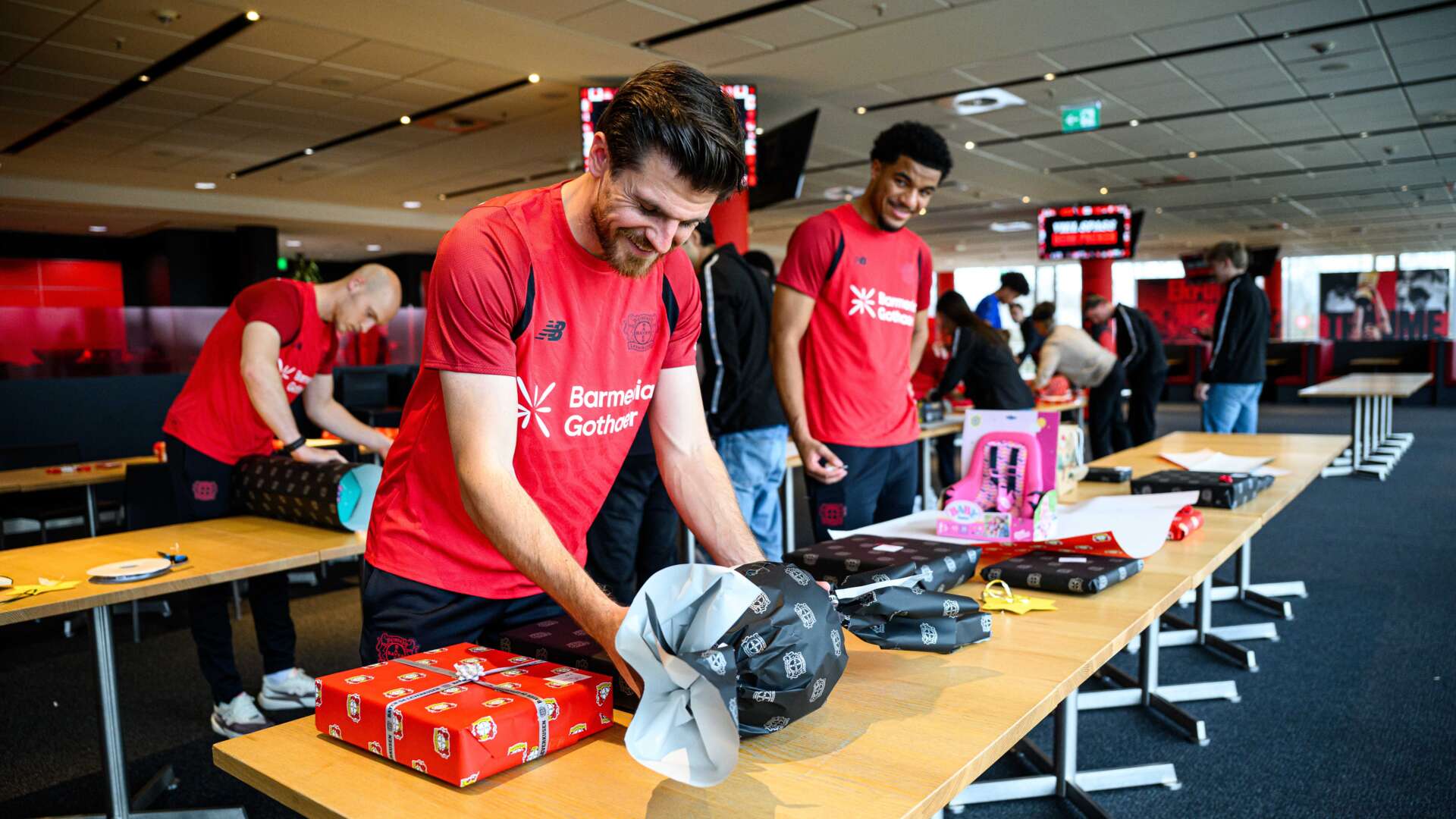 Jonas Hofmann und Malik Tillman verpacken Geschenke