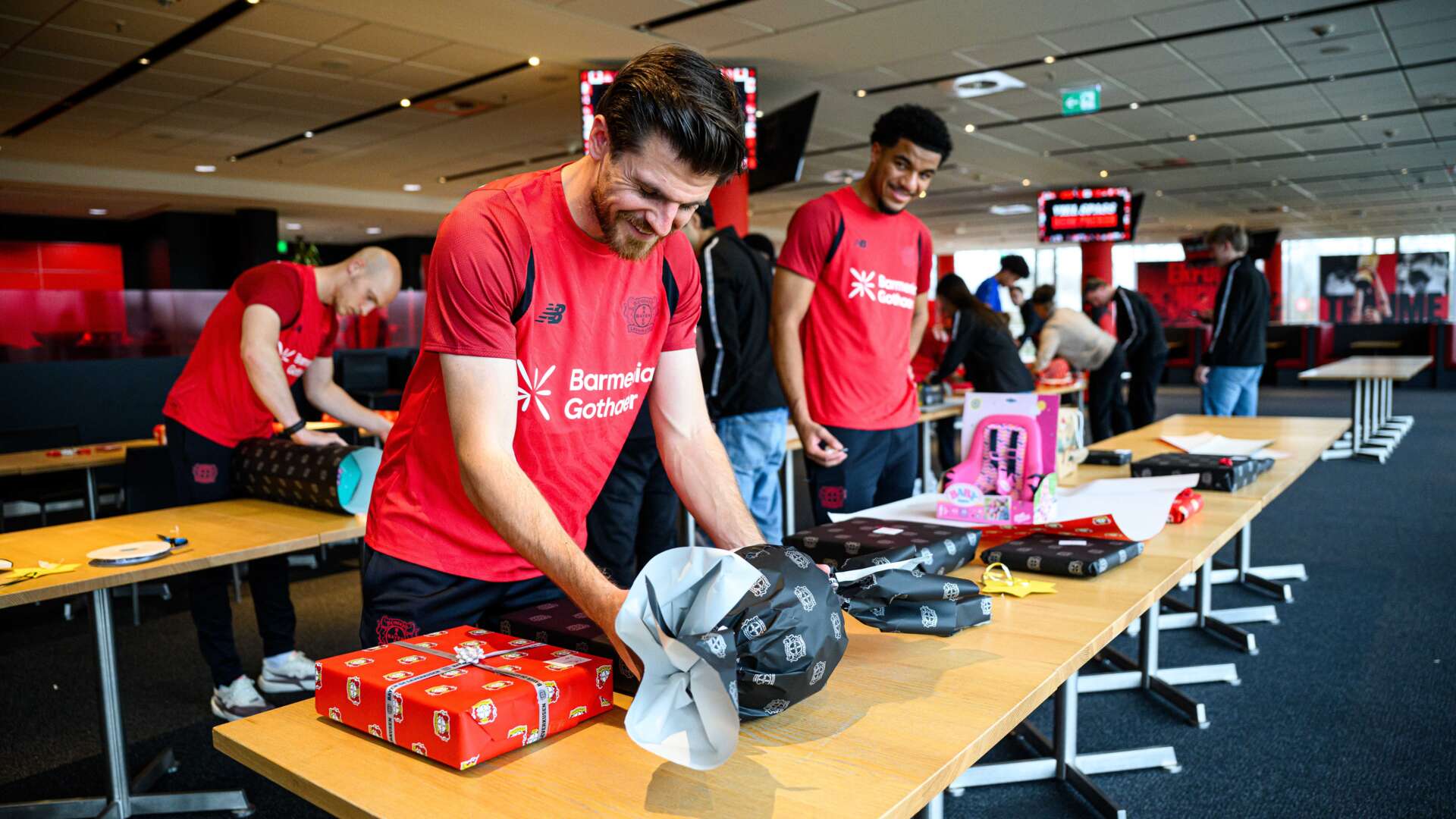 Jonas Hofmann und Malik Tillman packen Geschenke