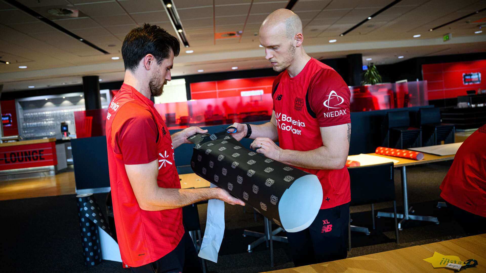 Jonas Hofmann und Niklas Lomb verpacken Geschenke