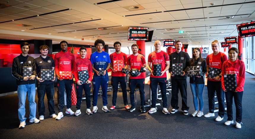 Spieler, Spielerinnen und Mitarbeiter von Bayer 04 bei der Aktion Sterntaler