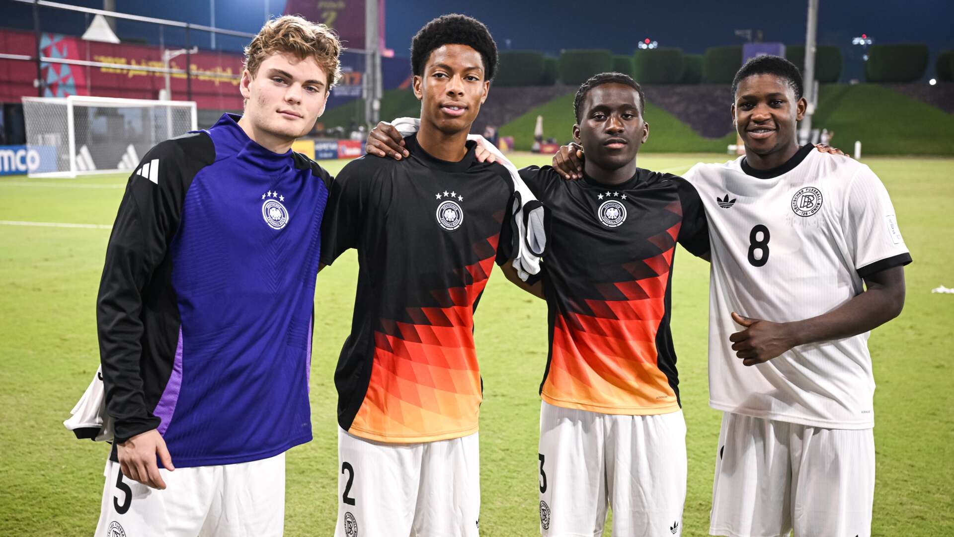 Ben Hawighorst, Nebe Domnic, Osman Turay und Jeremiah Mensah von der U19 von Bayer 04