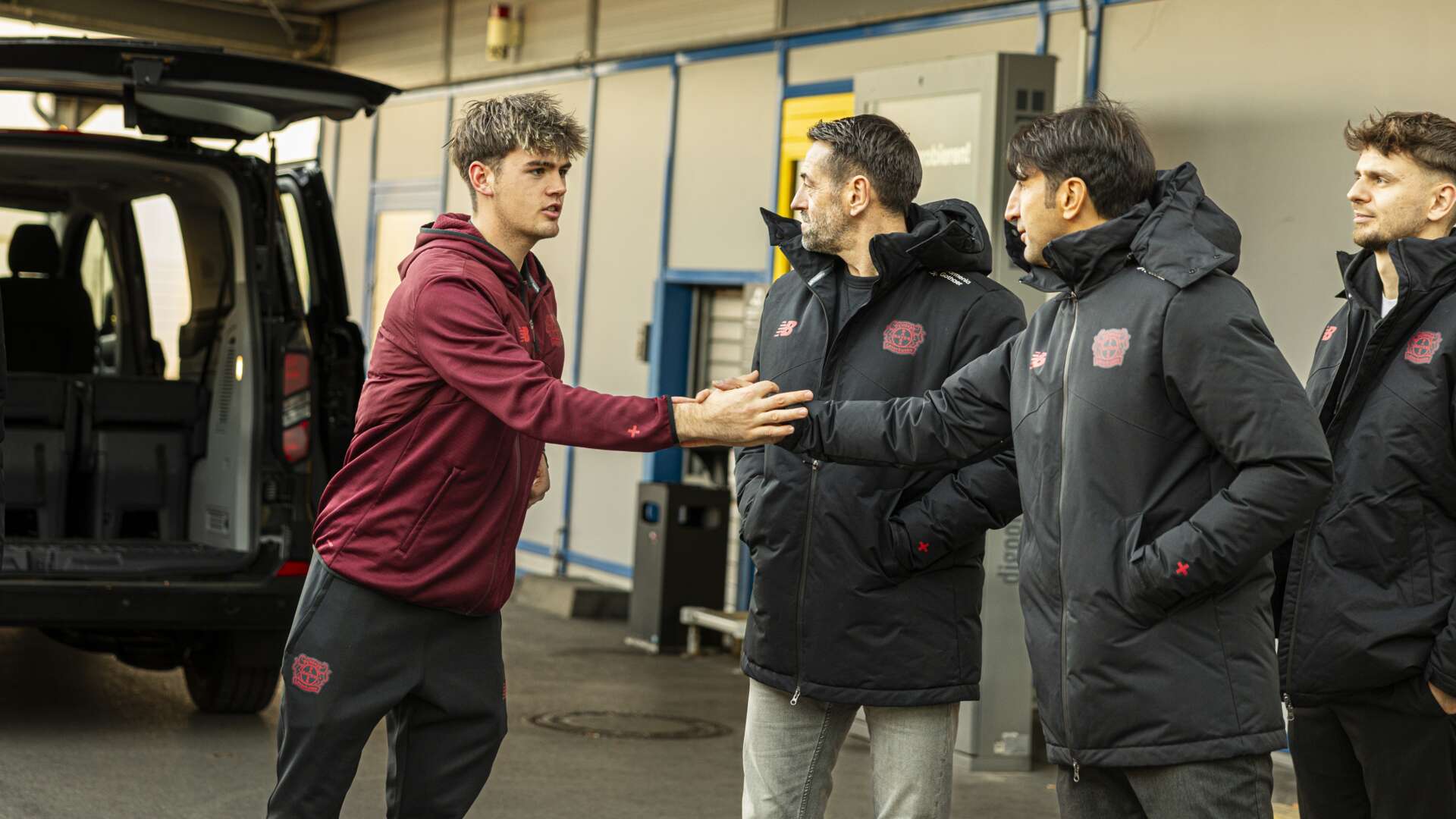 U19 von Bayer 04 spendet Lebensmittel und Geld an die Tafel Leverkusen