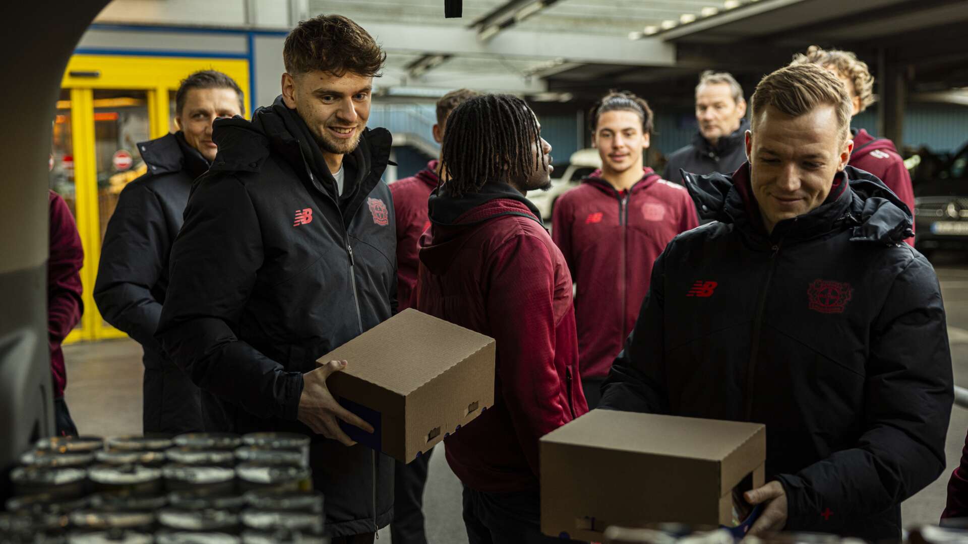U19 von Bayer 04 spendet Lebensmittel und Geld an die Tafel Leverkusen