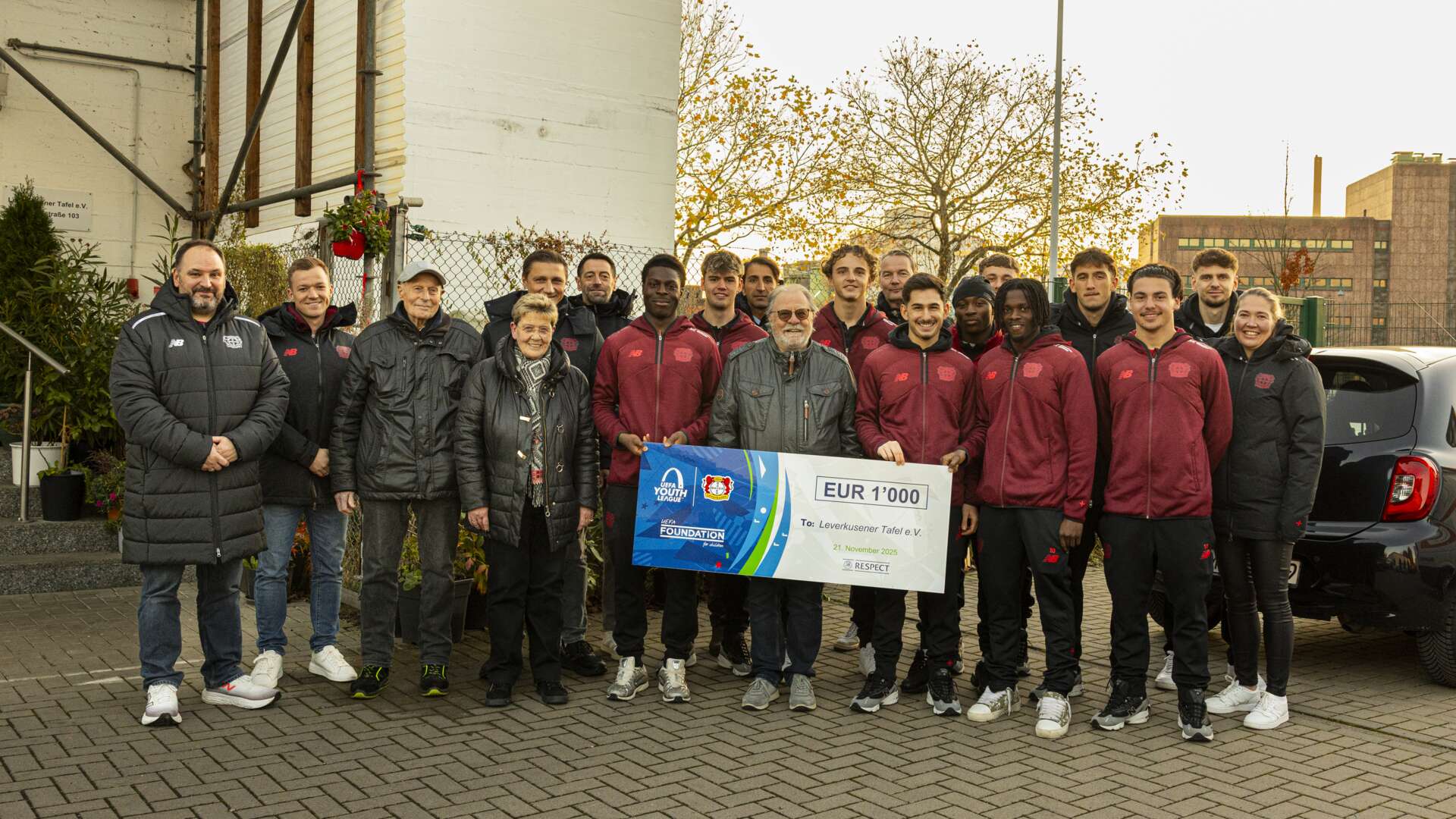 U19 spendet für Tafel Leverkusen