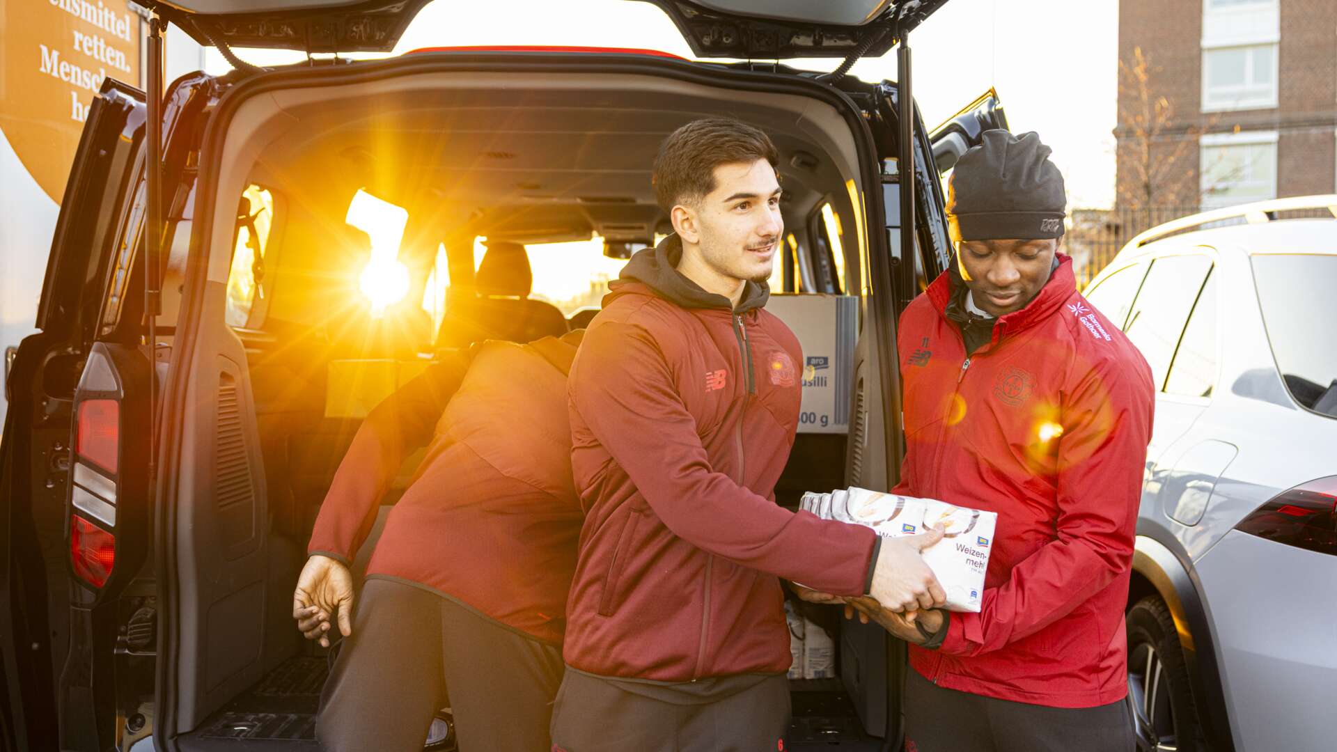 U19 von Bayer 04 spendet Lebensmittel und Geld an die Tafel Leverkusen