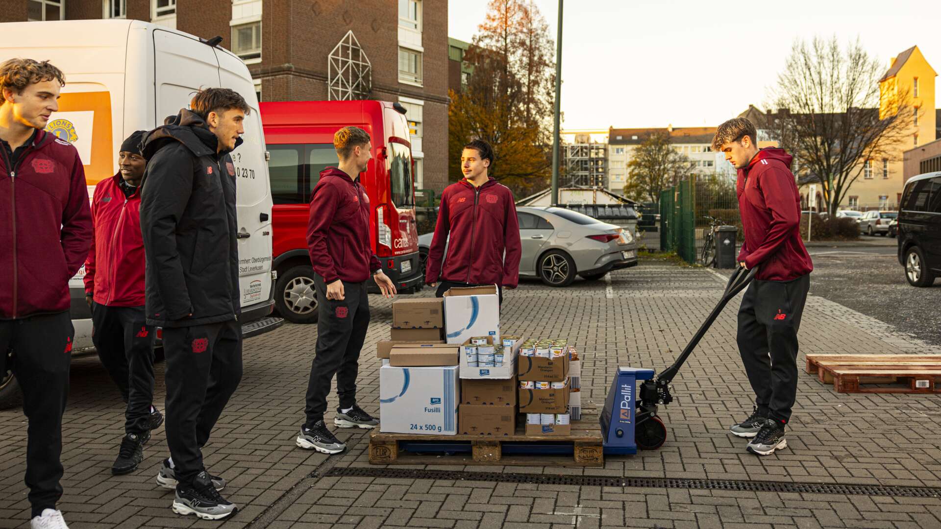 U19 von Bayer 04 spendet Lebensmittel und Geld an die Tafel Leverkusen