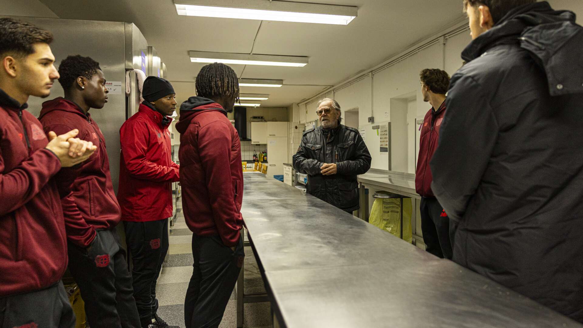 U19 von Bayer 04 spendet Lebensmittel und Geld an die Tafel Leverkusen