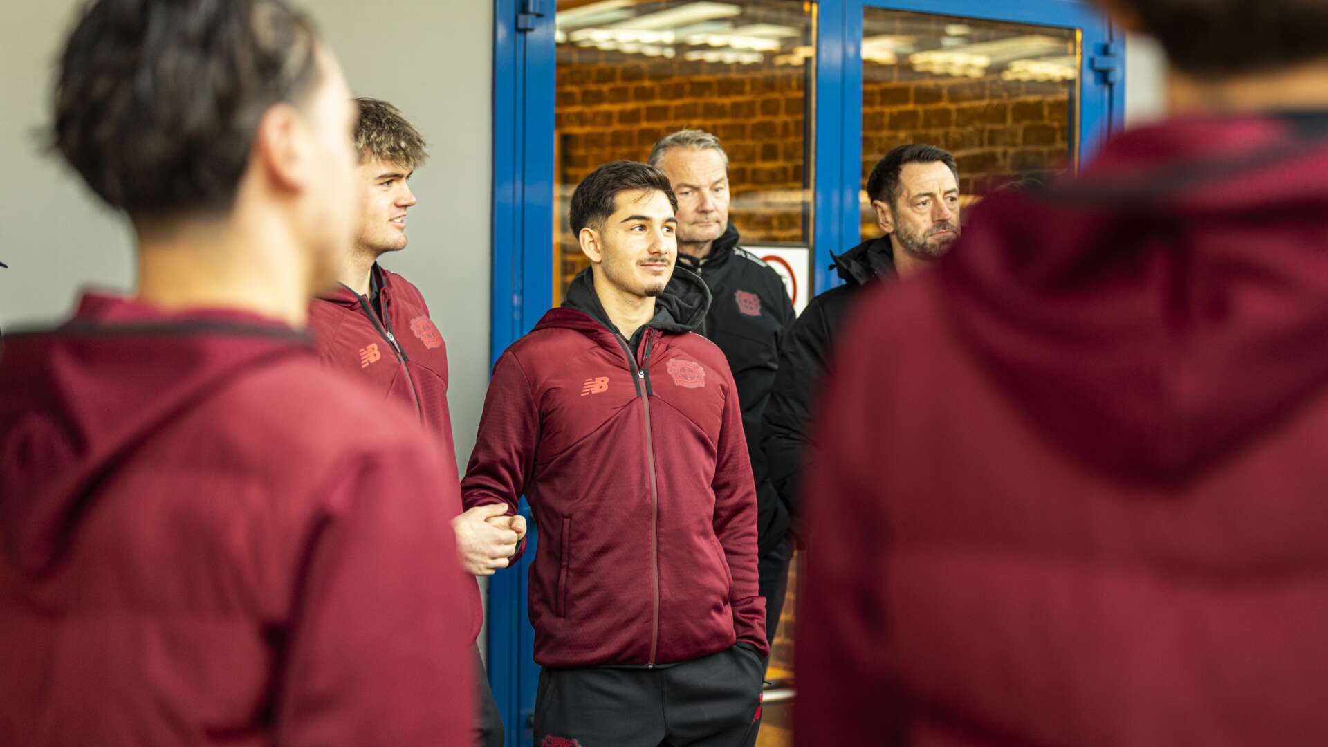 U19 von Bayer 04 spendet Lebensmittel und Geld an die Tafel Leverkusen