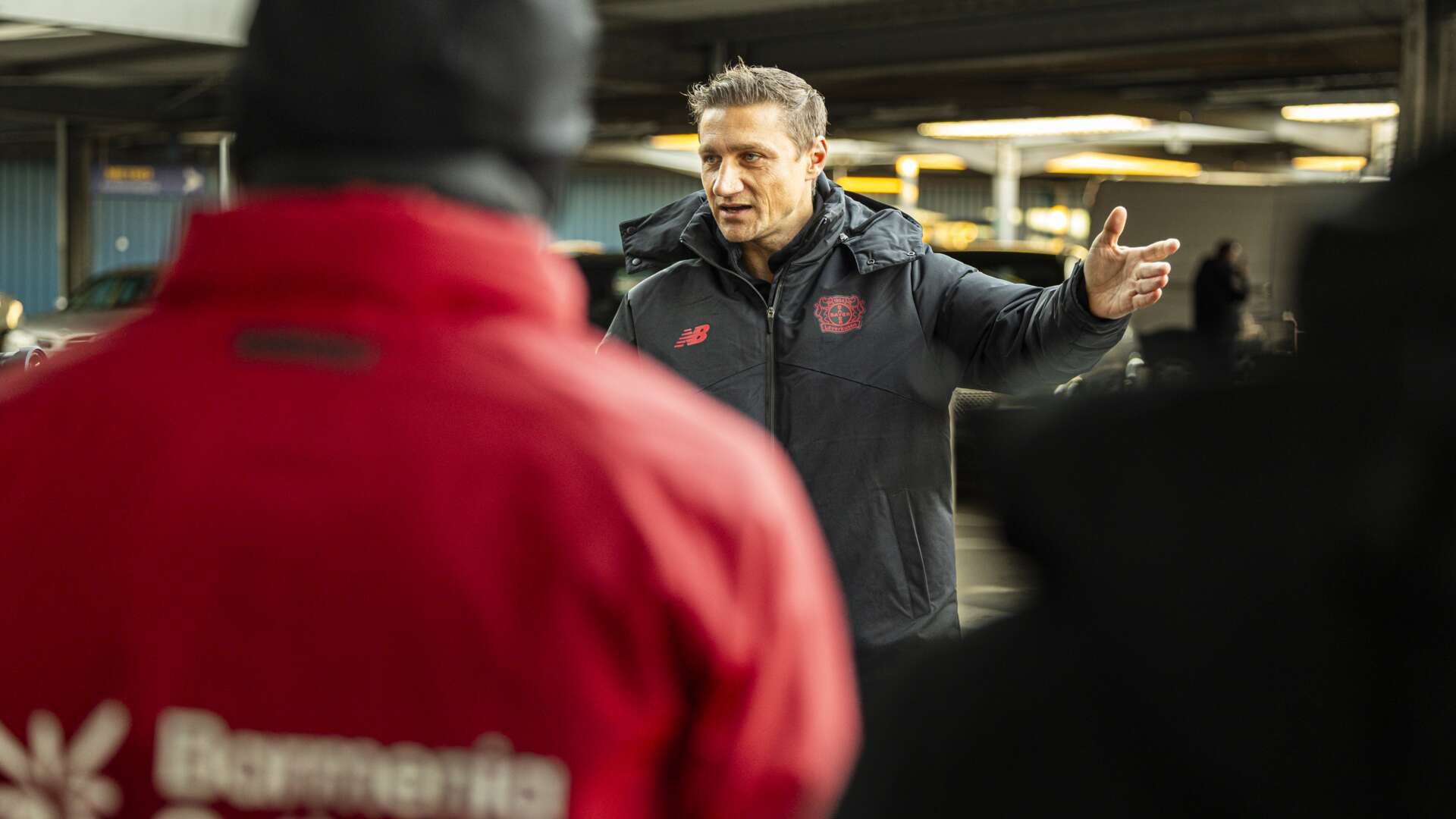 U19 von Bayer 04 spendet Lebensmittel und Geld an die Tafel Leverkusen