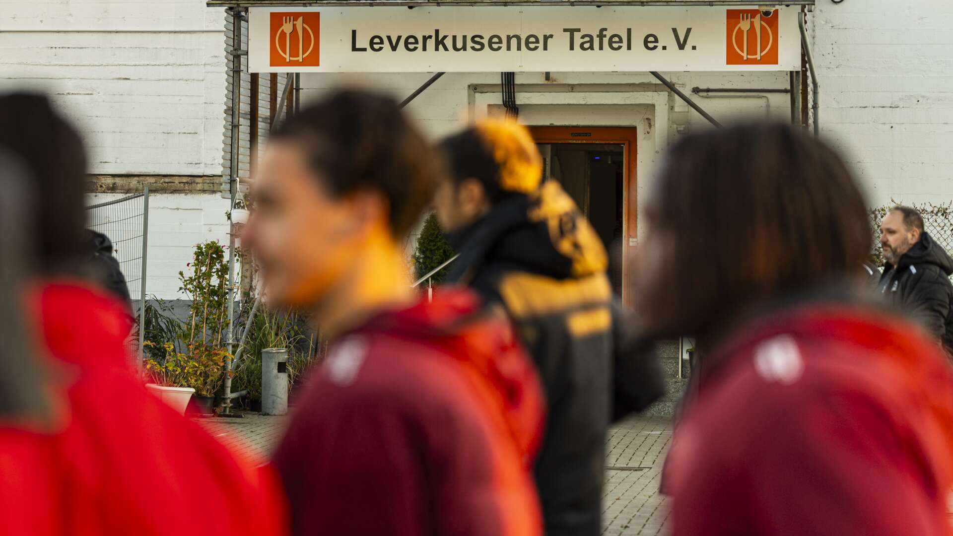 U19 von Bayer 04 spendet Lebensmittel und Geld an die Tafel Leverkusen