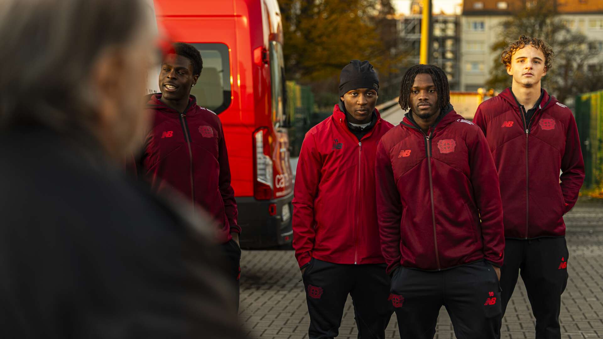 U19 von Bayer 04 spendet Lebensmittel und Geld an die Tafel Leverkusen