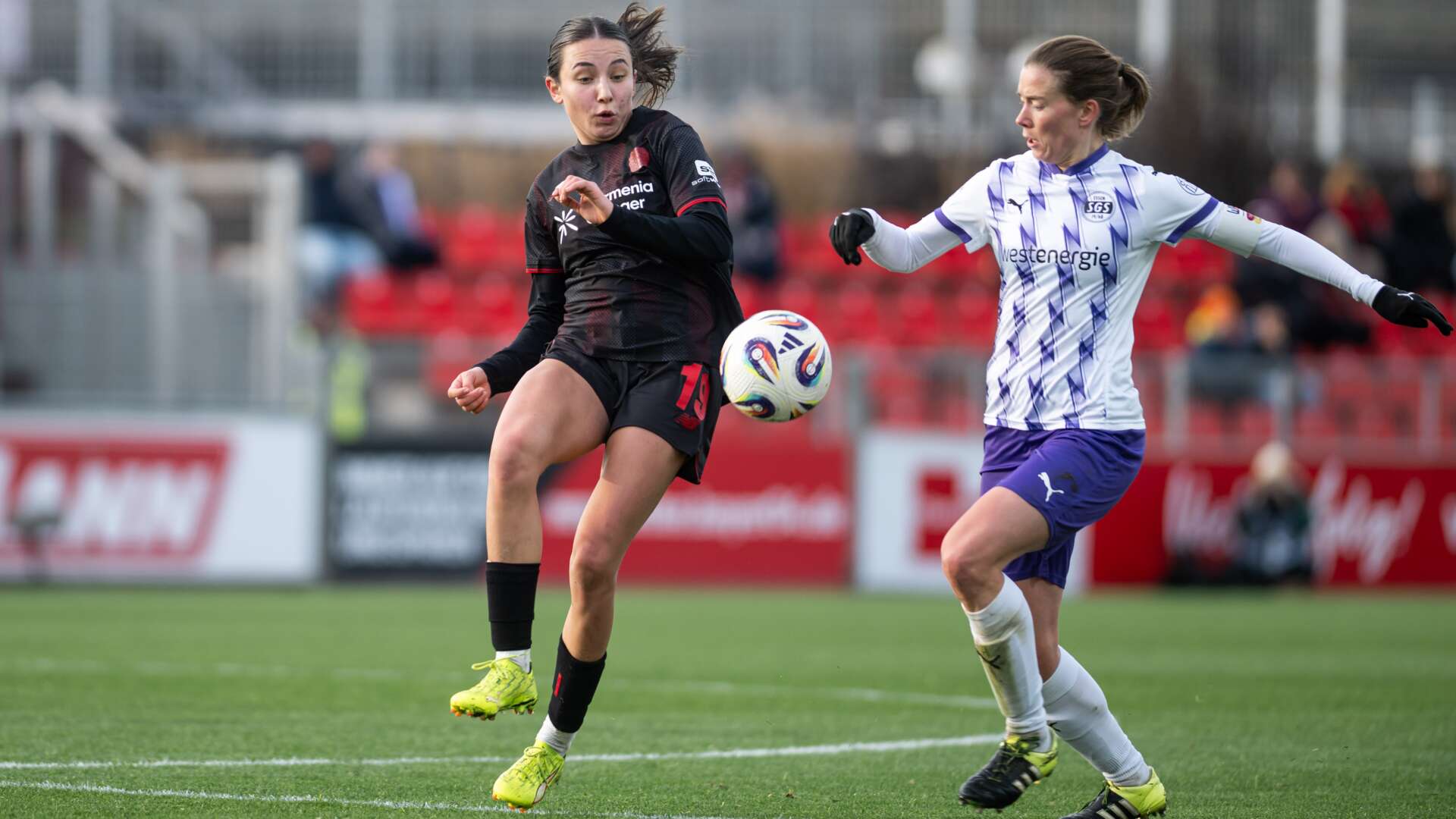 Loreen Bender von den Bayer 04-Frauen