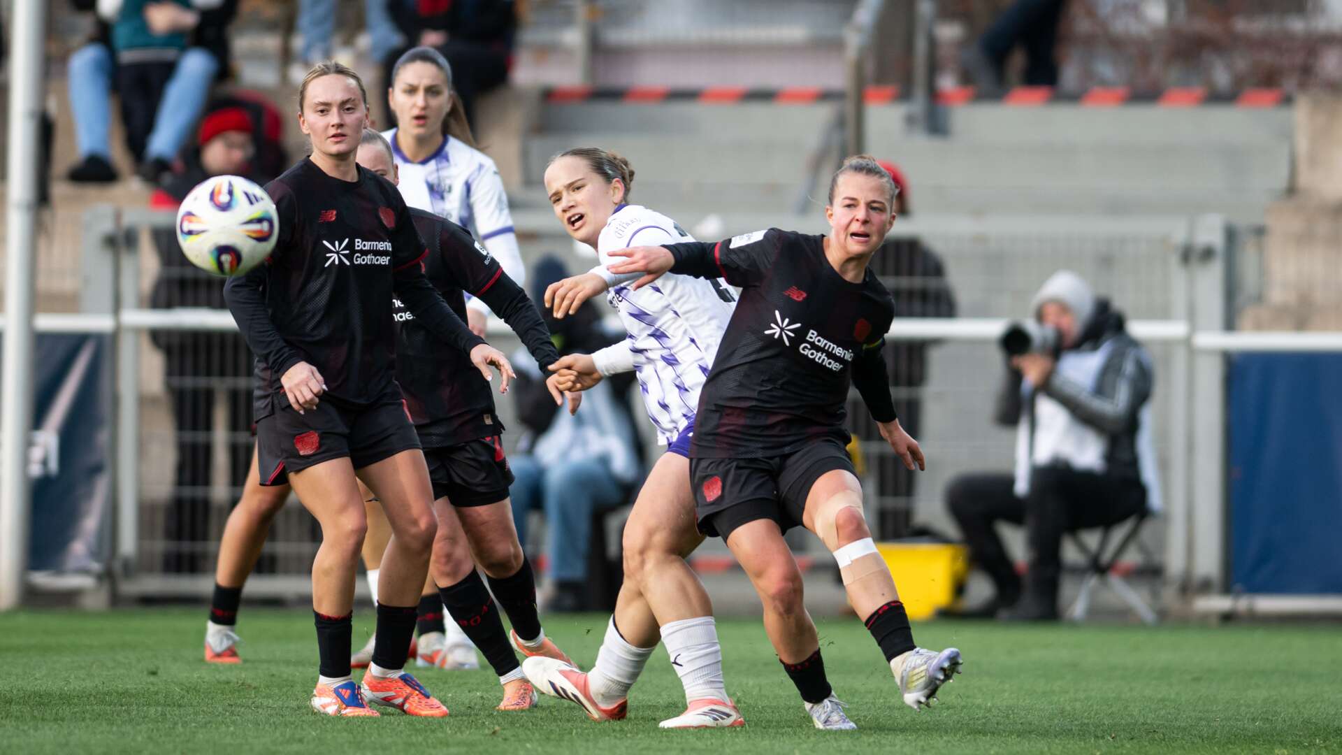 Sofie Zdebel und Kristin Kögel von den Bayer 04-Frauen