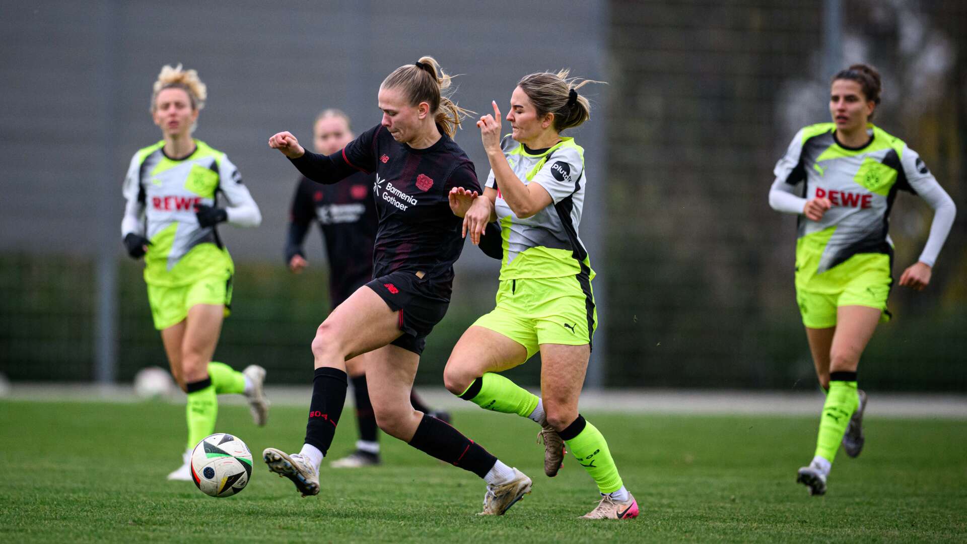 U23-Frauen beim Spiel in Monheim gegen Borussia Dortmund