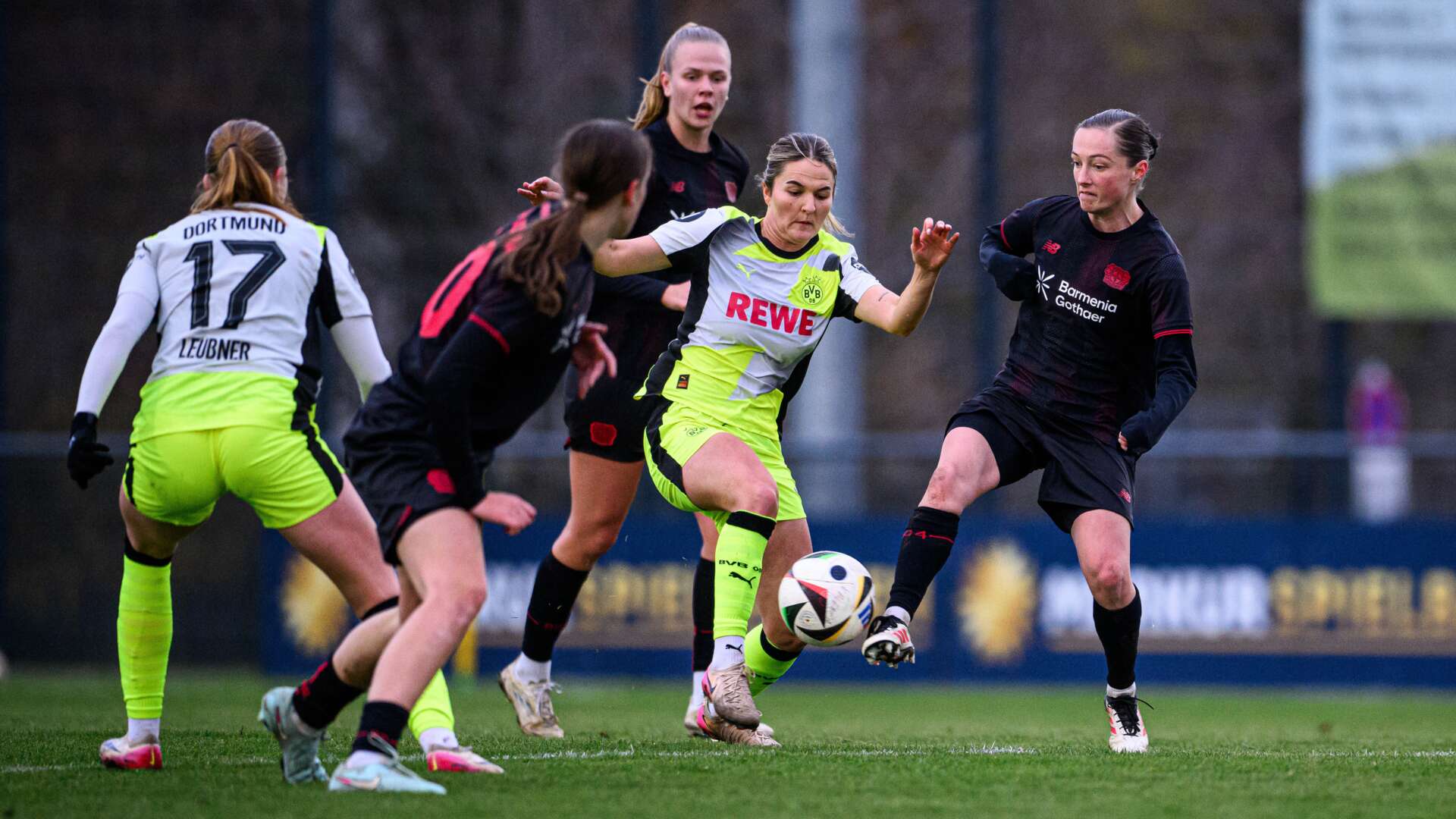 U23-Frauen beim Spiel in Monheim gegen Borussia Dortmund