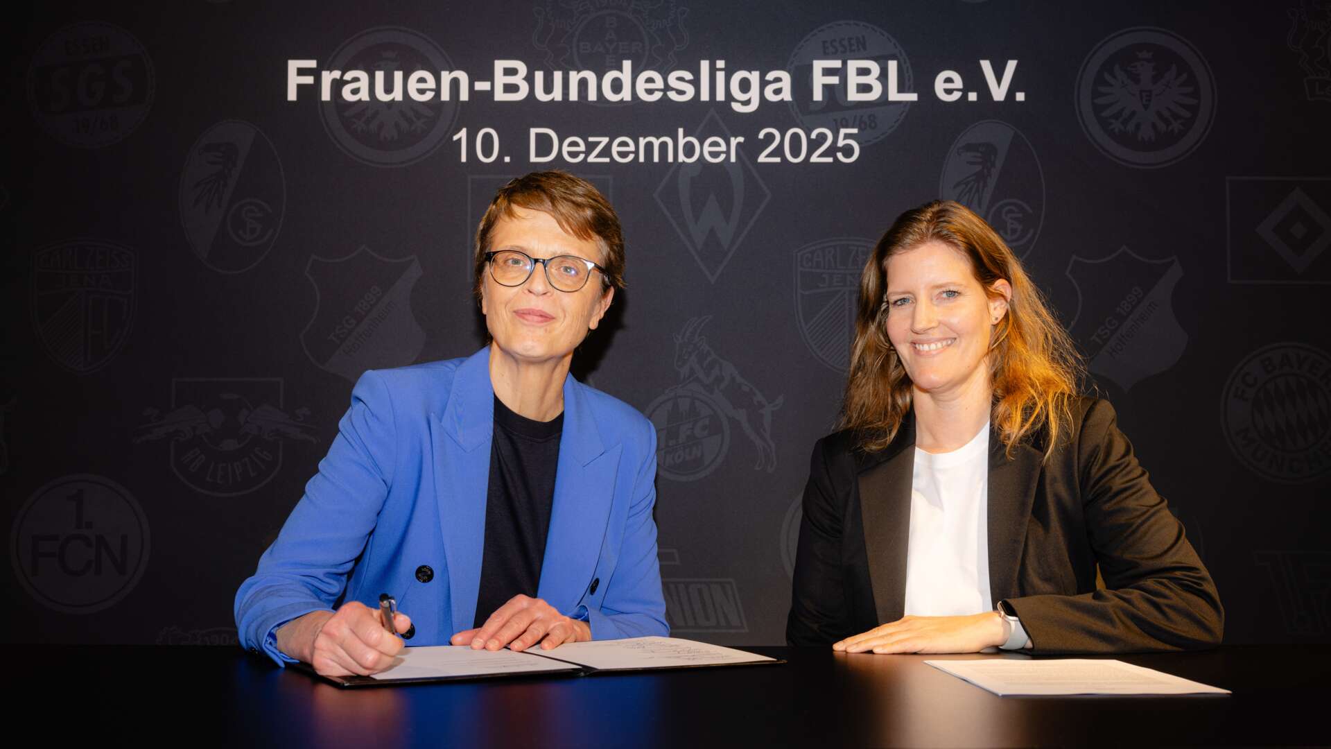 TSV-Geschäftsführerin Anne Wingchen und Linda Schöttler, Managerin Frauenfußball bei Bayer 04