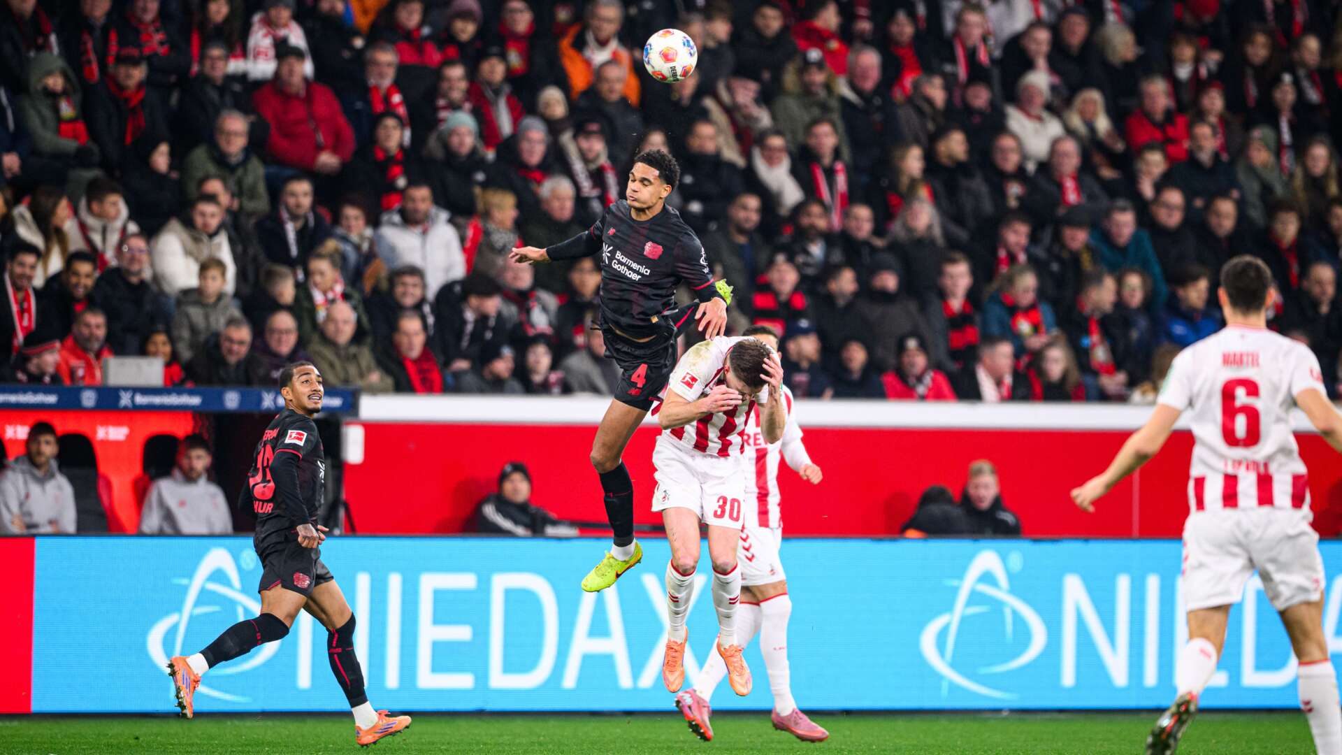 Quansah im Luftduell