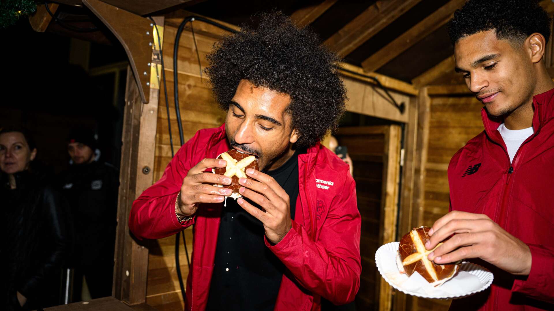 Badé und Quansah probieren Leberkäse