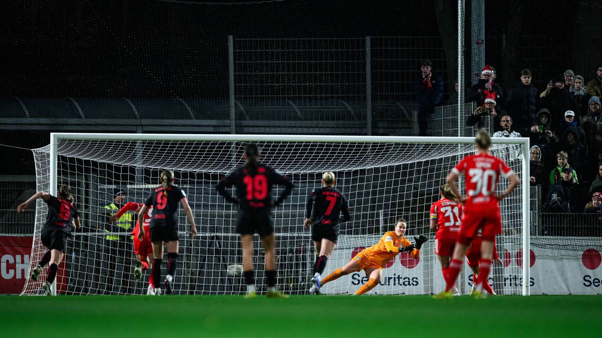 Friederike Repohl hält den Elfmeter