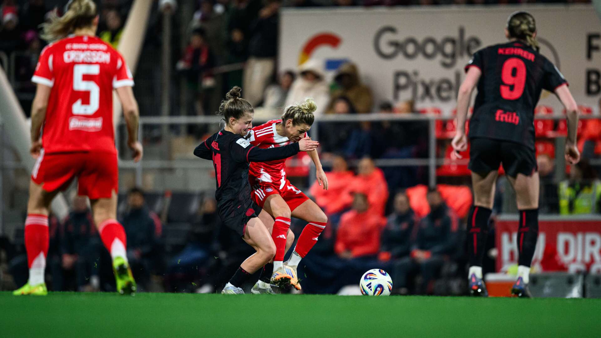 Kristin Kögel im Zweikampf