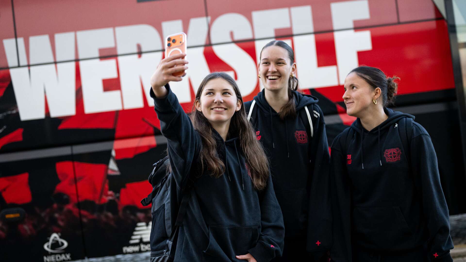 Selfie-Video vor dem Bus