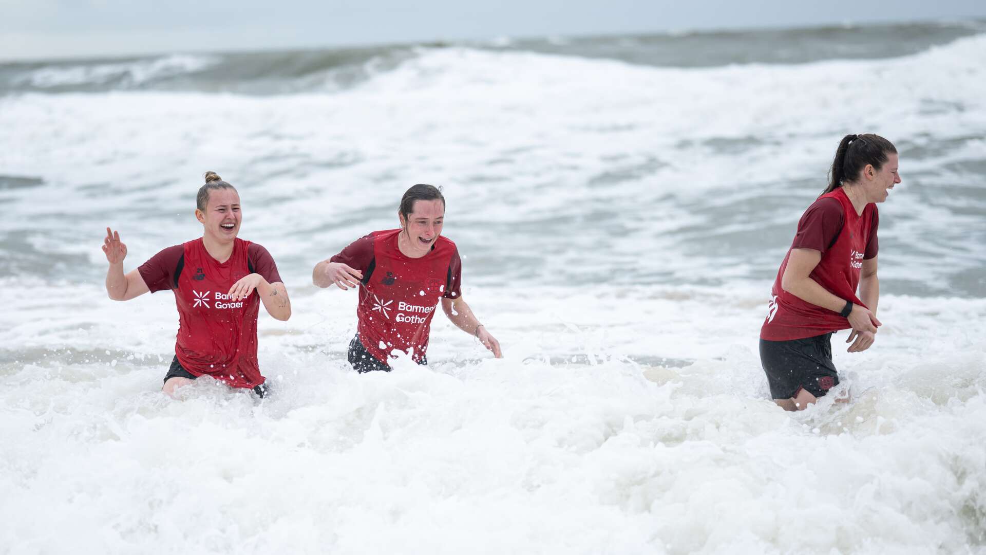 Spielerinnen im Meer