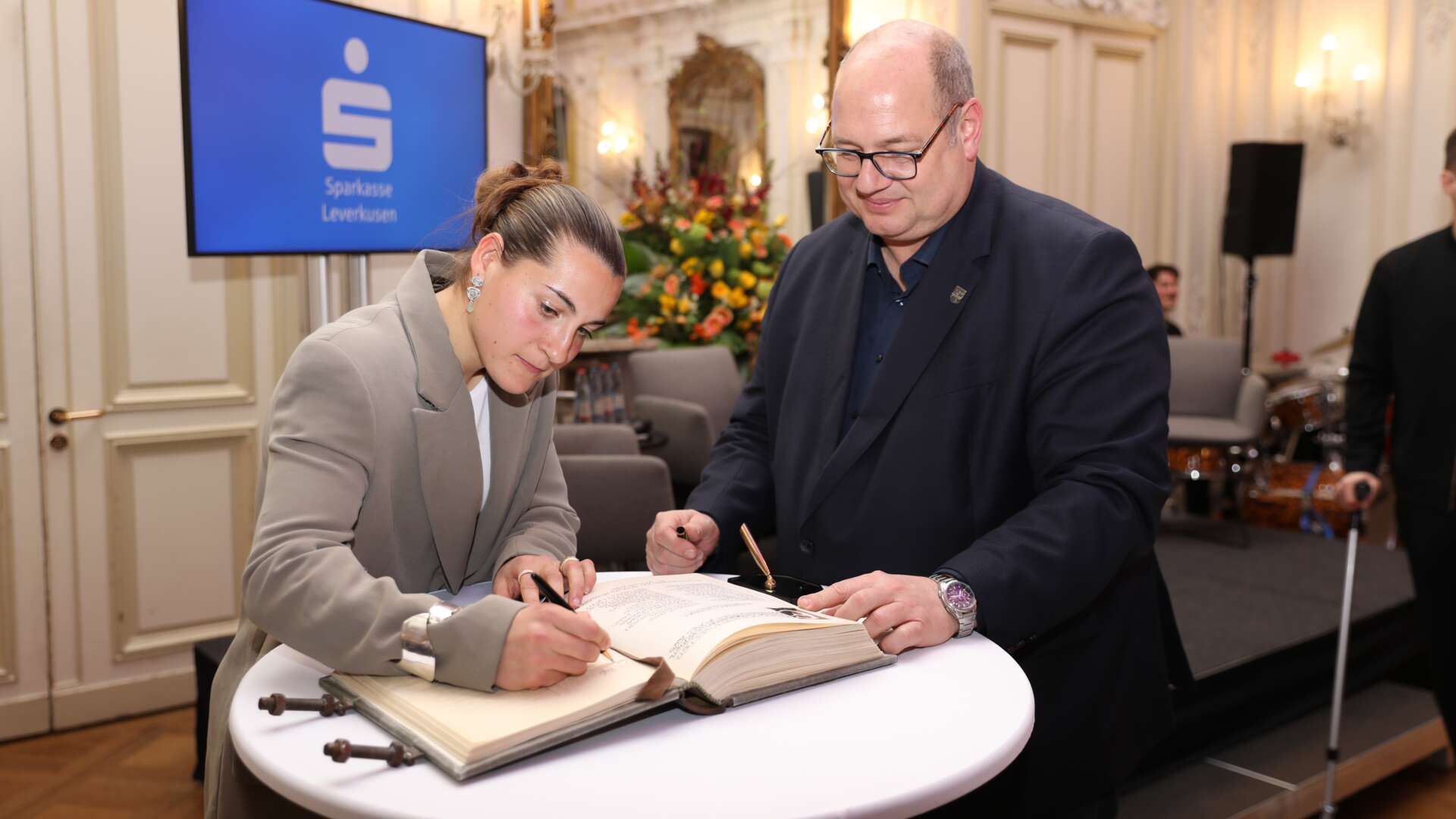 Carlotta Wamser trägt sich ins Goldene Buch ein