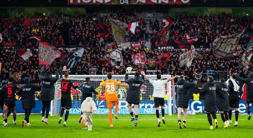 Die Werkself feiert vor der Nordkurve