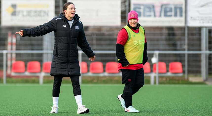 Trainerin und Spielerin der Inklusionswerkself