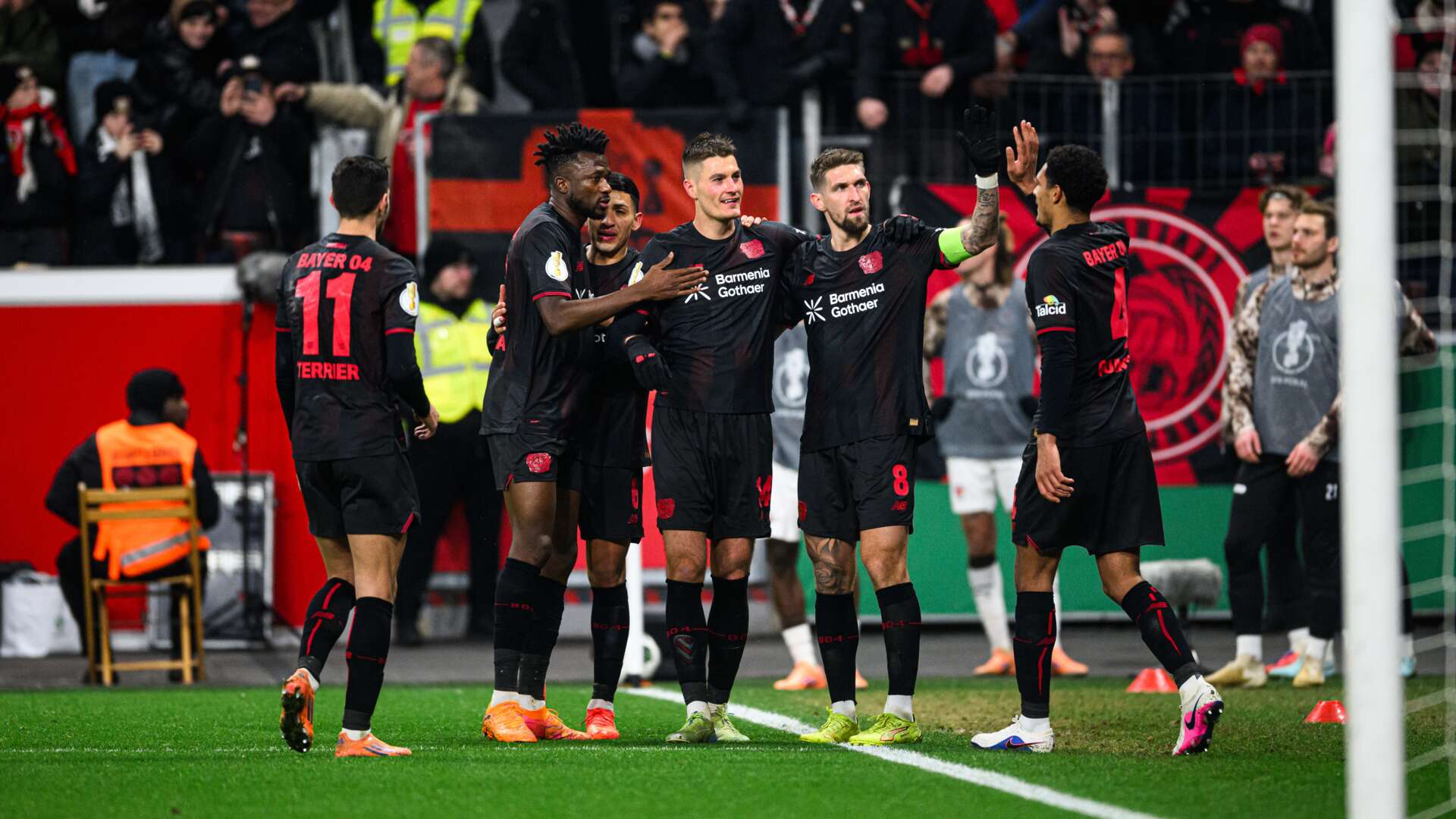 Werkself beim Torjubel