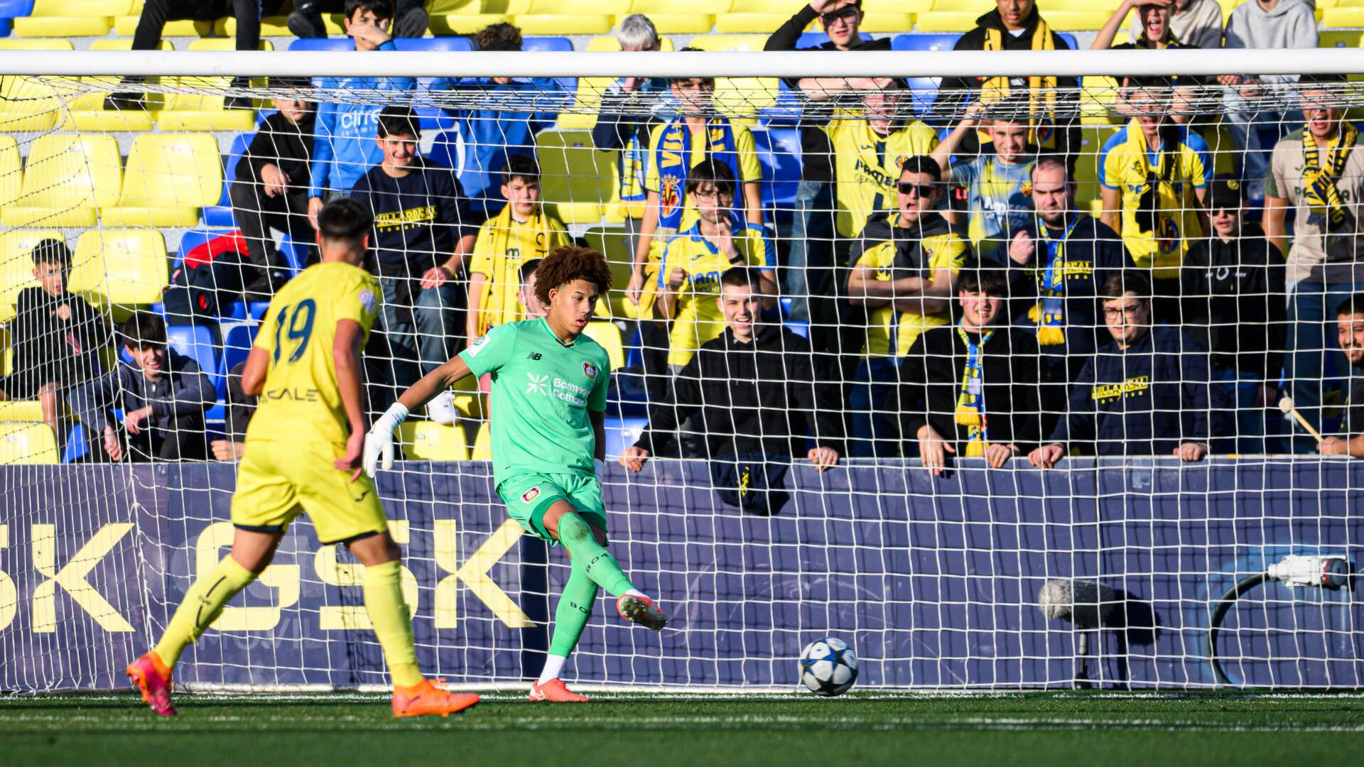 Simeon Rapsch plays the ball out