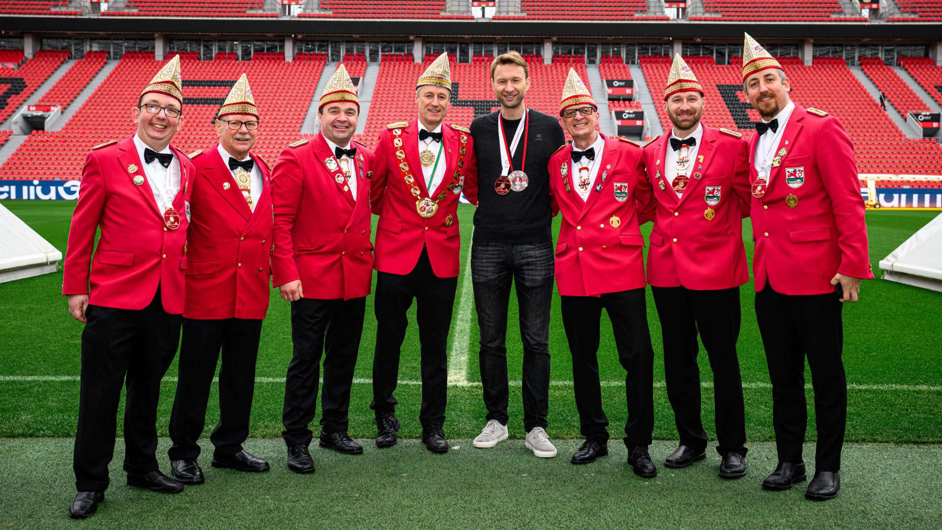 Simon Rolfes bekommt den Karnevalsorden der Roten Funken