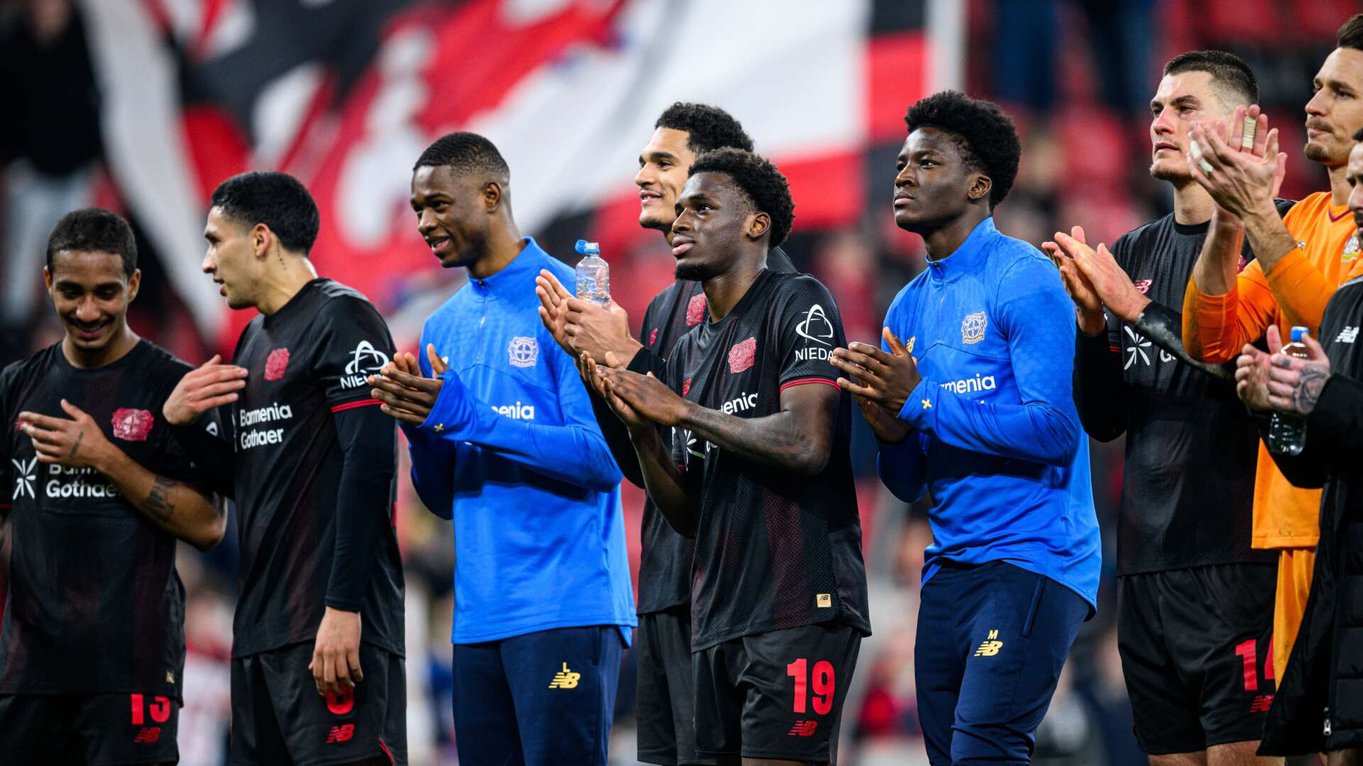 Werkself feiert Weiterkommen mit den Fans