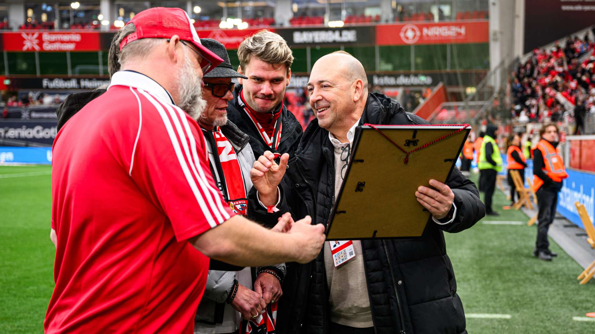Fernando Carro ehrt Fanclubs für ihr Jubiläum