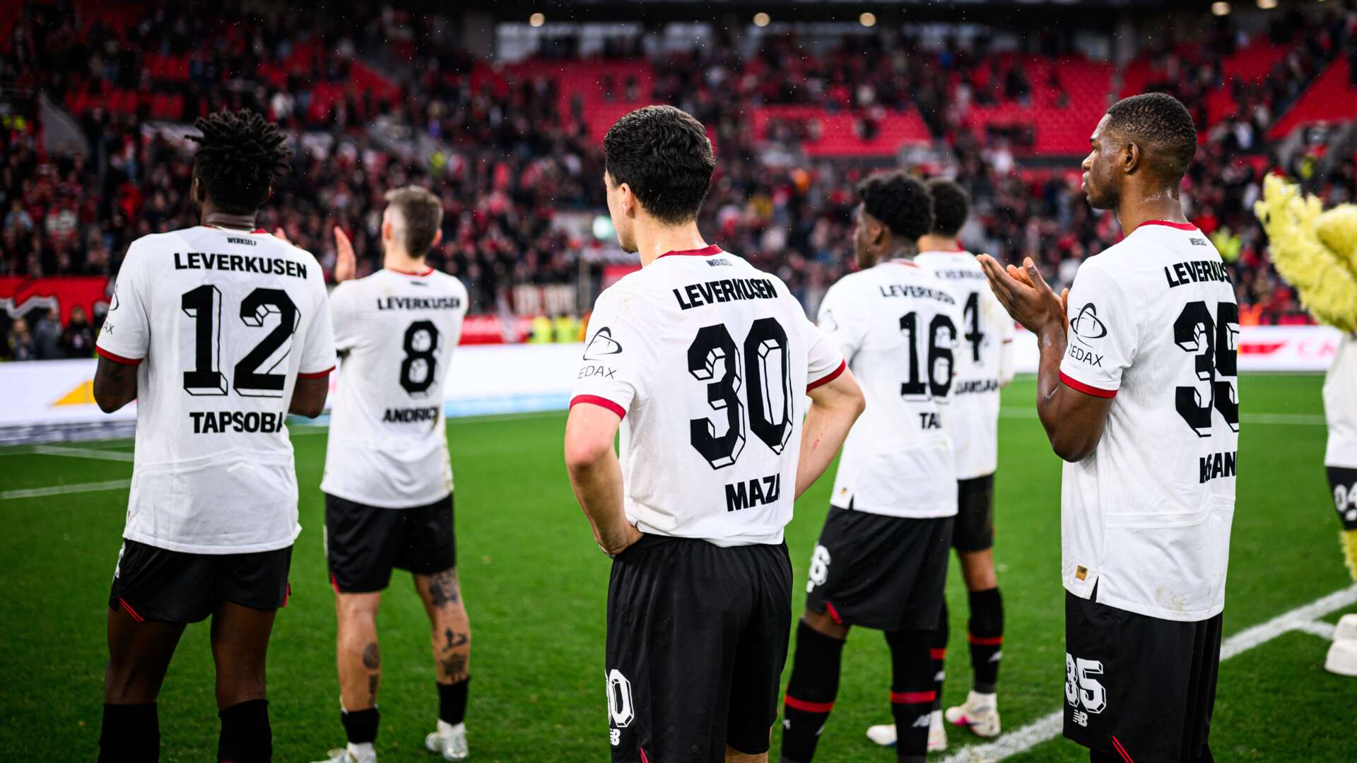 Die Werkself nach Abpfiff