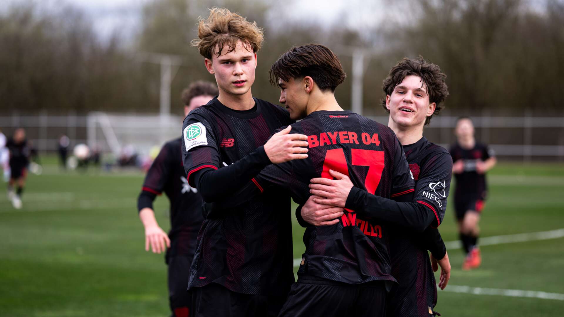 Bayer 04 feiert das 1:0 von Gabriel Minutillo.