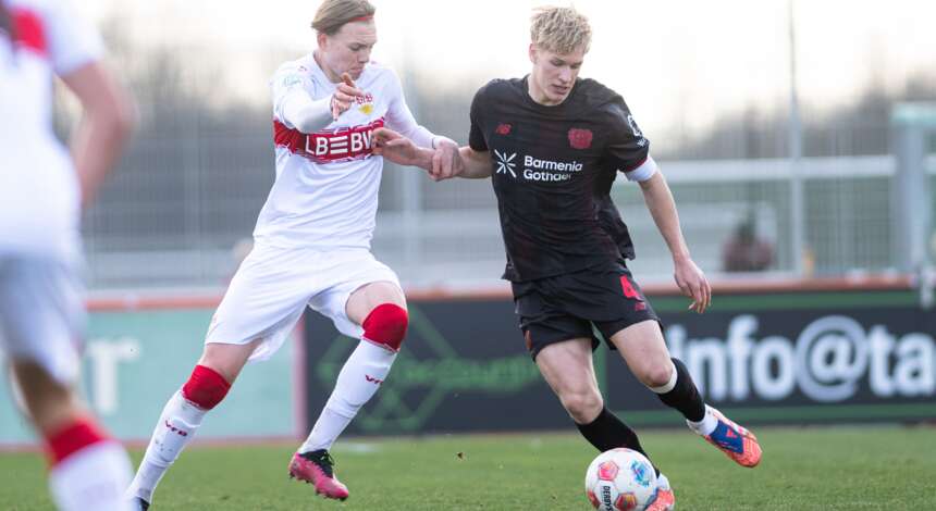 Noah Gabriel Probst (r.) unterlag mit der U17 von Bayer 04 dem VfB Stuttgart auswärts 2:7.