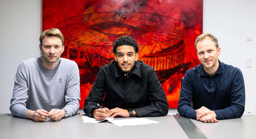 Francis Onyeka mit Simon Rolfes und Kim Falkenberg