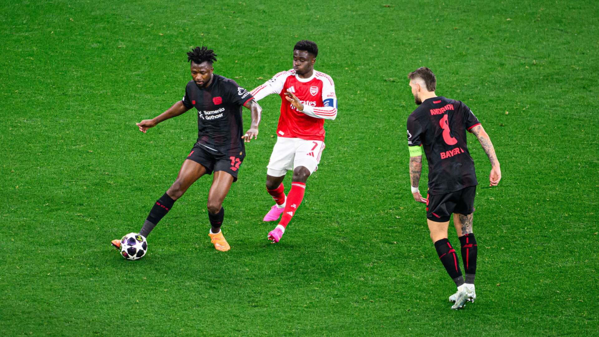 Edmond Tapsoba gegen Bukayo Saka