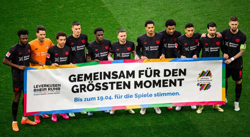 Werkself mit einem Banner zur Olympia-Bewerbung
