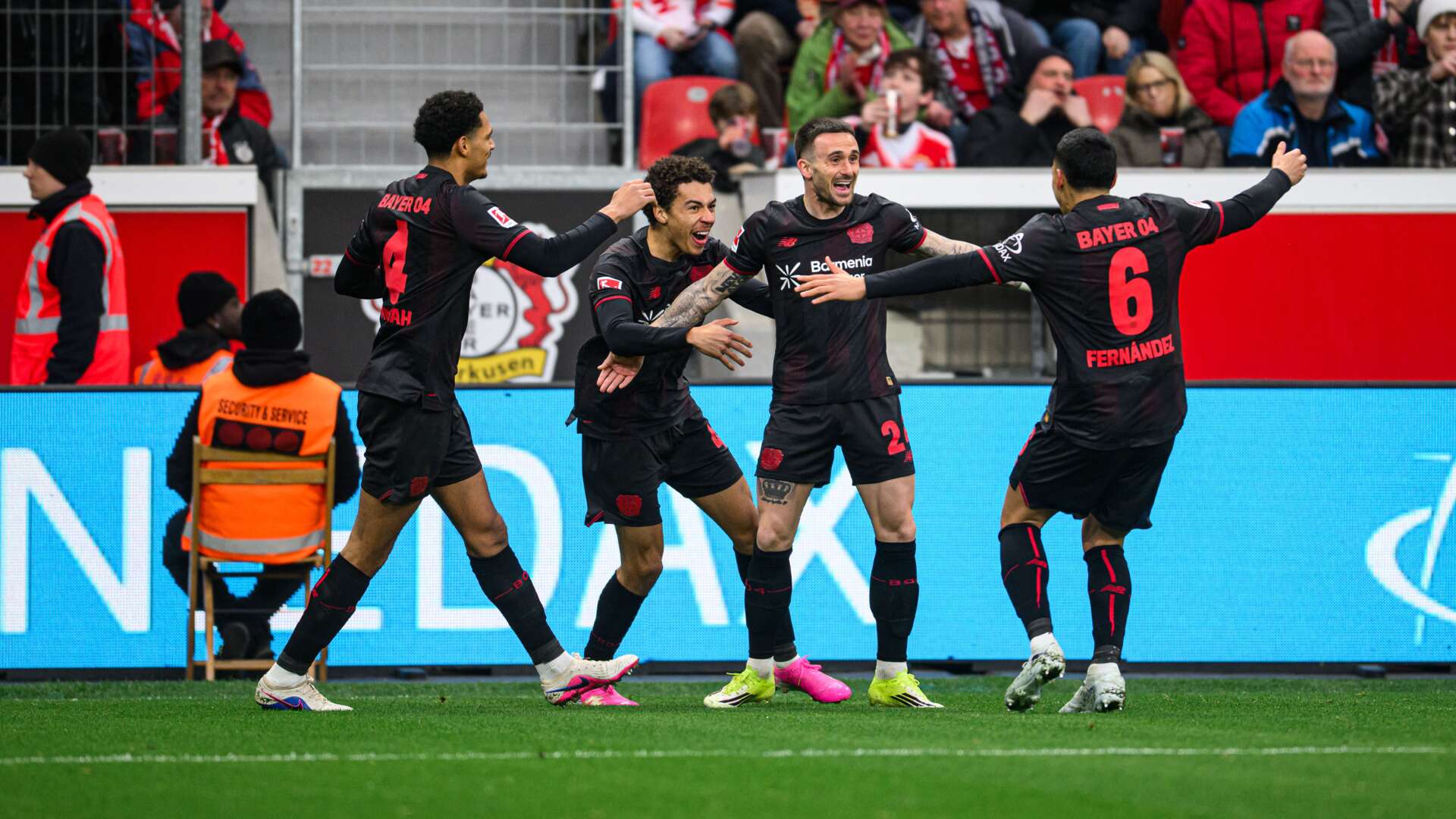 Werkself beim Torjubel