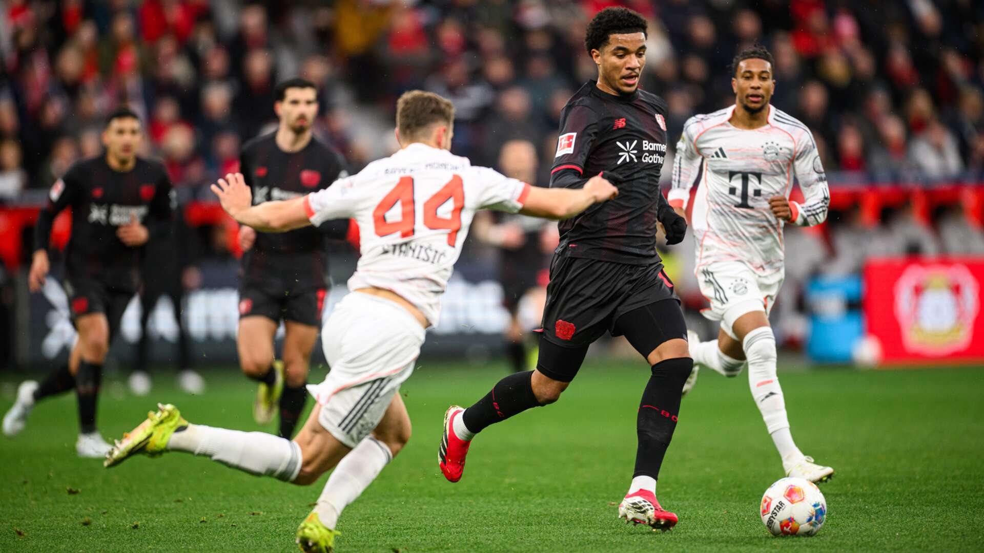 Malik Tillman gegen Josip Stanisic