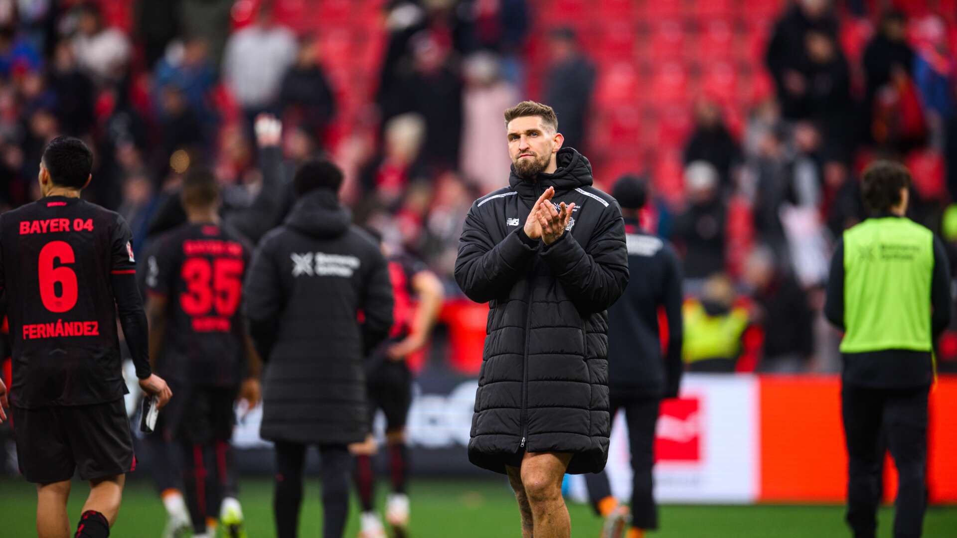 Robert Andrich bedankt sich bei den Fans