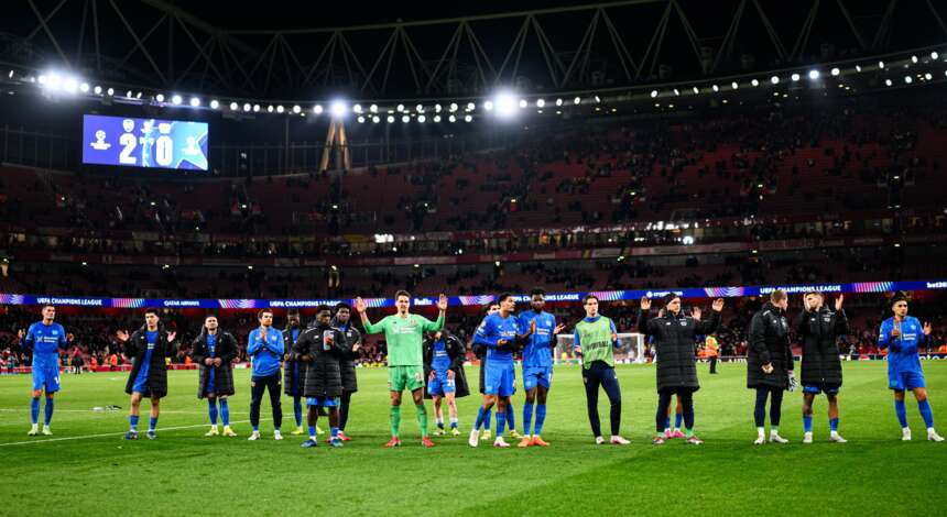 Die Werkself vor der Gästekurve