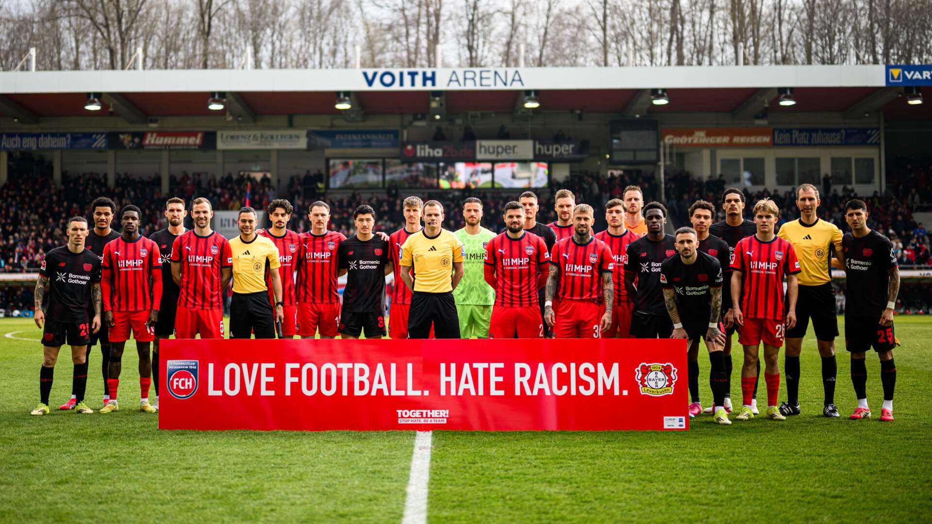 Die Werkself und das Team des 1. FC Heidenheim 1846 zeigen Haltung