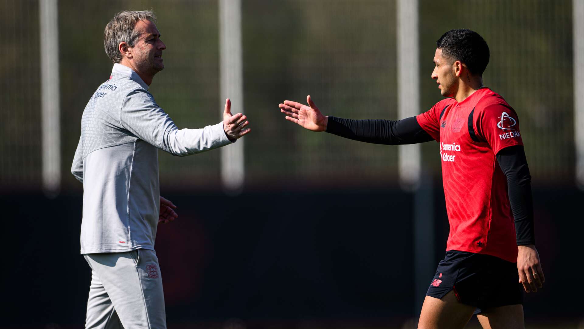 Kasper Hjulmand und Ezequiel Fernández auf dem Trainingsplatz
