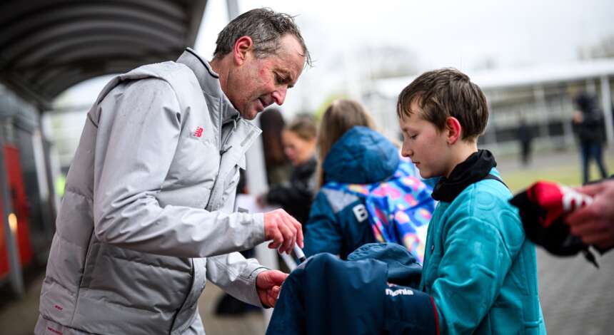 Kasper Hjulmand gibt ein Autogramm