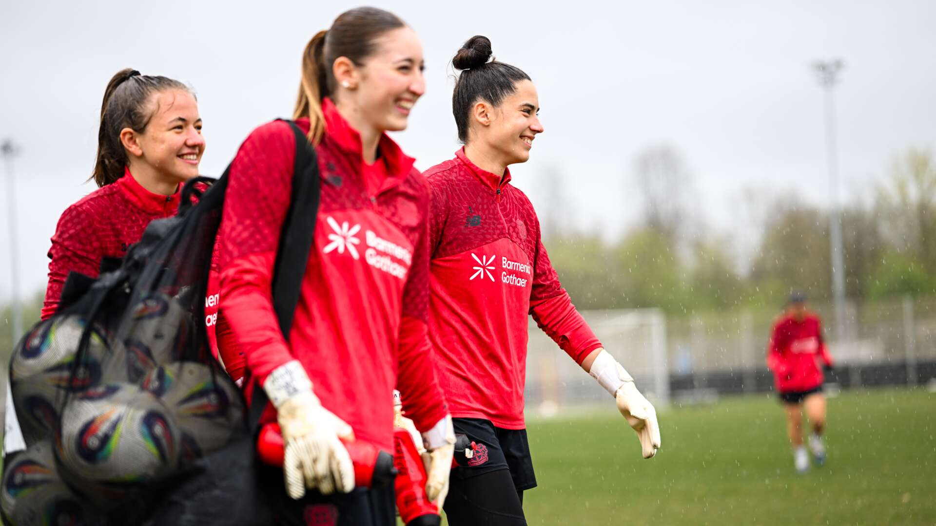 Torhüterinnen auf dem Weg zum Platz