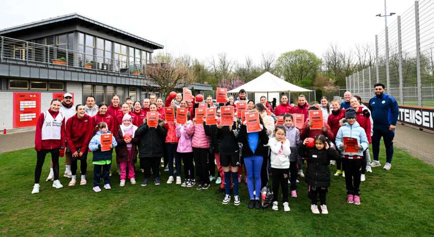 Gruppenfoto beim Aktionstag für Frauen und Mädchen mit Handicap gemeinsam mit den Bayer 04-Frauen